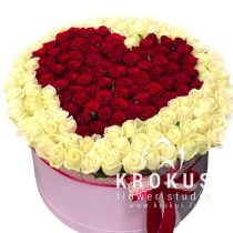 Сердце из роз в шляпной коробке
