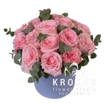 Розовые пионовидные роза в коробке