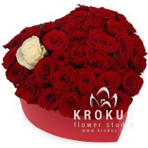 Розы в коробке в форме сердца