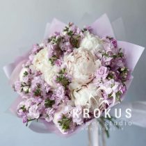 Букет пионов и маттиолы