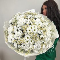 Букет хризантем и ромашек